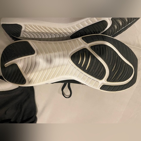 New Balance like new tennis shoe - Picture 5 of 8